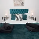 Deluxe 2 Bed York Flat With Gym Sleeps 6