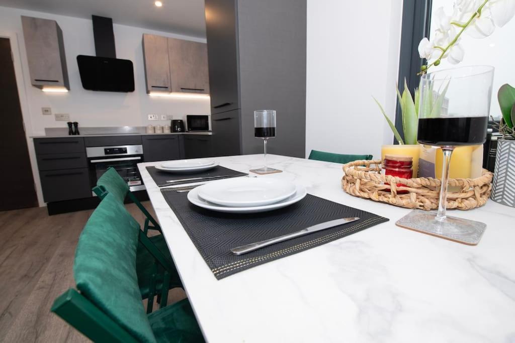 Apartment Deluxe 2 Bed Flat With Gym Sleeps 6 *