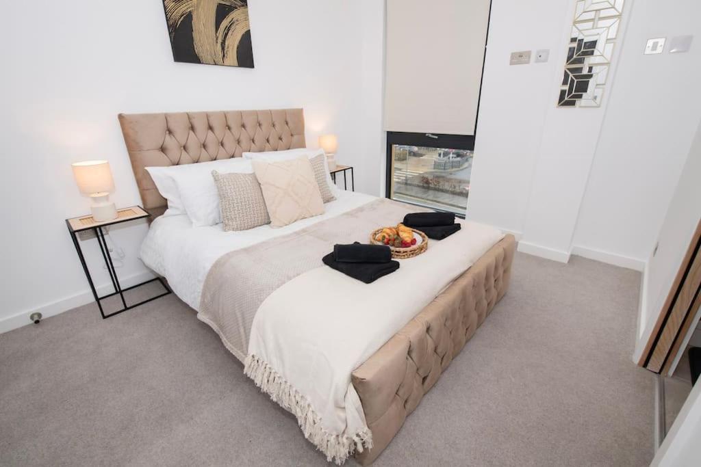 Deluxe 2 Bed Flat With Gym Sleeps 6 *