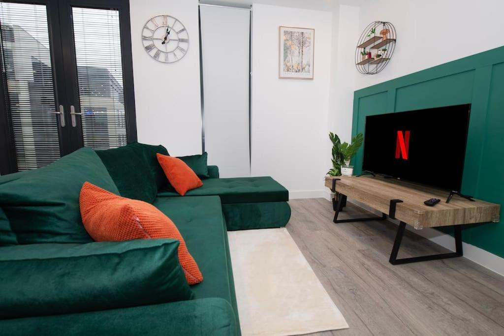Apartment Deluxe 2 Bed Flat With Gym Sleeps 6 *
