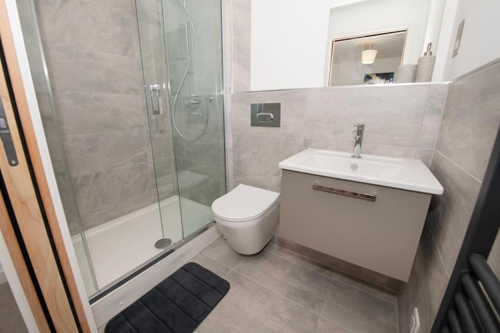 Deluxe 2 Bed Flat With Gym Sleeps 6 Apartment York