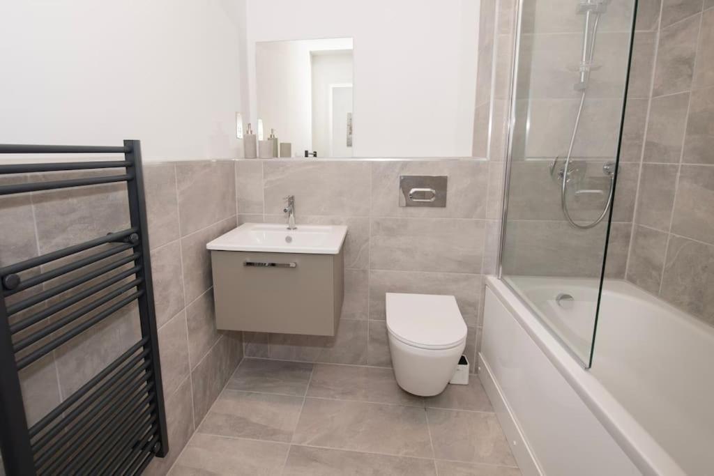 Apartment Deluxe 2 Bed Flat With Gym Sleeps 6 *
